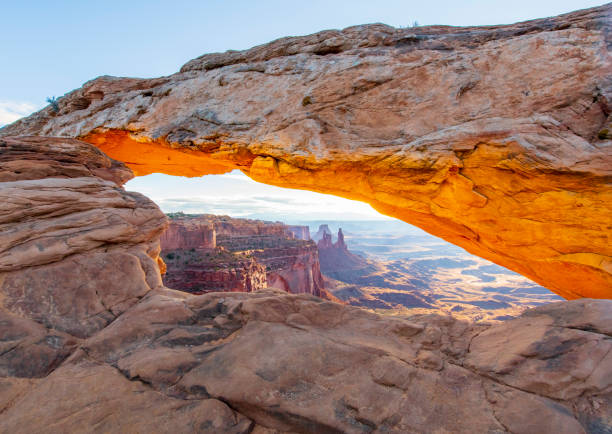 mesa sunrise arco - canyonlands national park utah mesa arch natural arch - fotografias e filmes do acervo