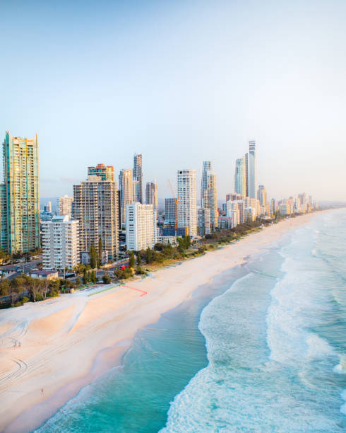 gold coast skyline bei sonnenaufgang - melbourne skyline city australia stock-fotos und bilder