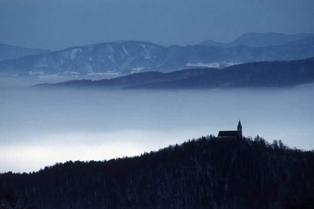 Silhouette der Kirche in die Berglandschaft – Foto