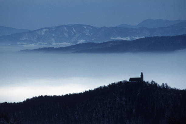 シルエットの教会の山の風景 ストックフォト