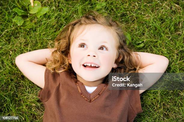 Летний Ребенка — стоковые фотографии и другие картинки Ребёнок - Ребёнок, Трава, Милый