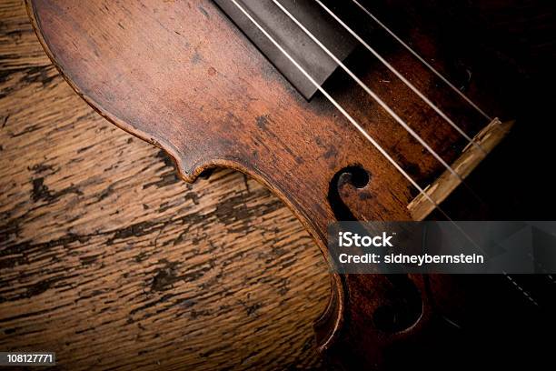 Closeup De Vintage Violion Cadeias De Caracteres - Fotografias de stock e mais imagens de Violino - Violino, Fora de moda - Estilo, Instrumento Musical