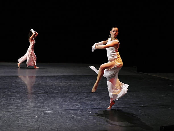 pirueta - theatrical performance ballet stage theater dancing imagens e fotografias de stock