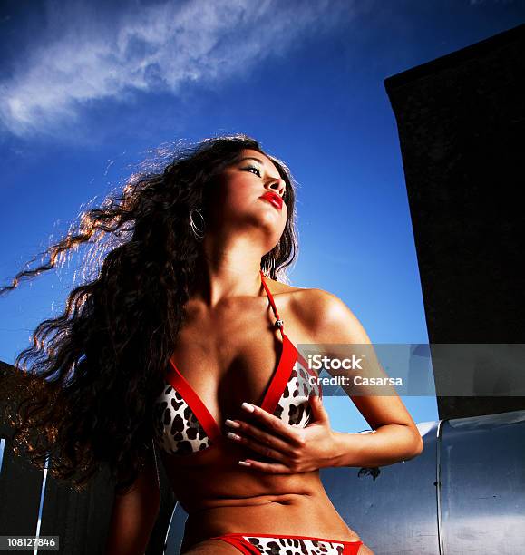 Mujer Joven Usando Bikni Y Posando Afuera Foto de stock y más banco de imágenes de Cabello largo - Cabello largo, Rizado - Peinado, Adulto