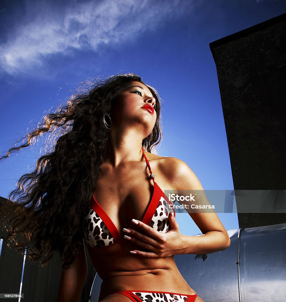 Giovane donna con Bikni e in posa all'esterno - Foto stock royalty-free di Capelli lunghi