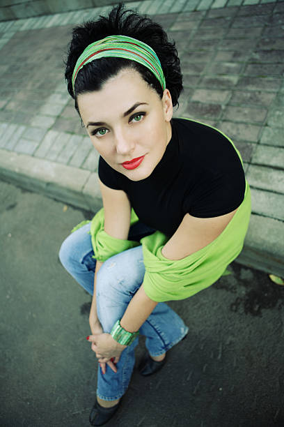 jeune femme assise sur le trottoir et en zone verte - beautiful boredom sensuality desire photos et images de collection