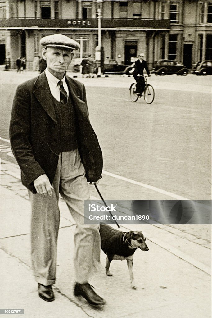 Старший 1930 е Стиль человек, ходьба собаки вниз Улица, Винтажная - Стоковые фото Стиль ретро роялти-фри