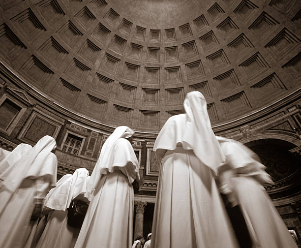 freira estátuas em pantheon - church rome italian culture italy - fotografias e filmes do acervo