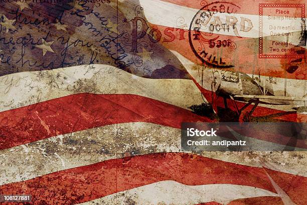 Foto de Antigo Cartão Postal Bandeira Dos Estados Unidos E De Vintage Colagem De Compilação e mais fotos de stock de Bandeira Norte-Americana