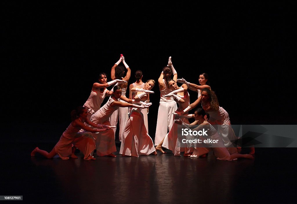 Contemporain danseurs femmes sur scène - Photo de Représentation théâtrale libre de droits