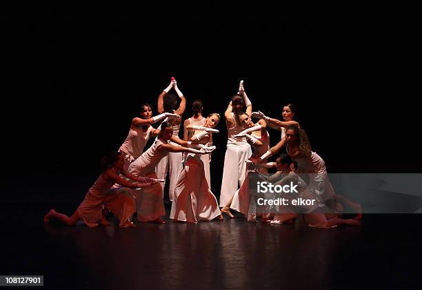 Photo libre de droit de Contemporain Danseurs Femmes Sur Scène banque d'images et plus d'images libres de droit de Représentation théâtrale - Représentation théâtrale, Théâtre, Danser