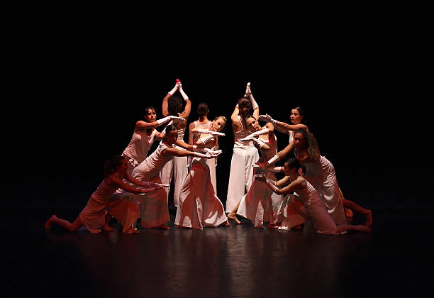 as bailarinas no palco feminino moderno - dance recital imagens e fotografias de stock