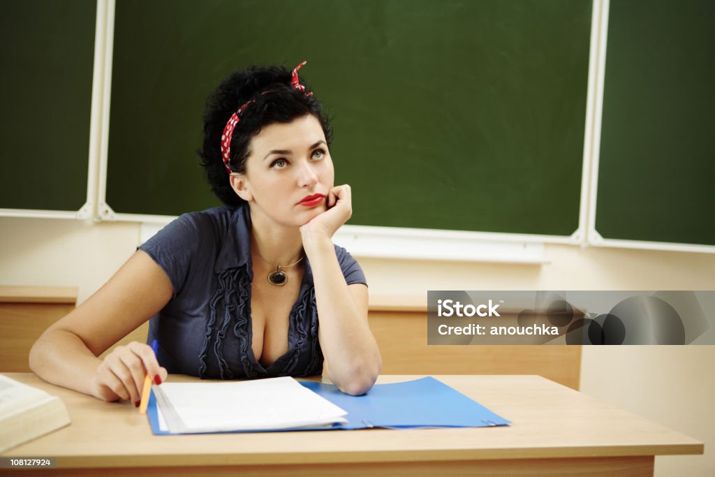Gelangweilt weibliche Lehrer sitzen am Schalter - Lizenzfrei Lehrkraft Stock-Foto