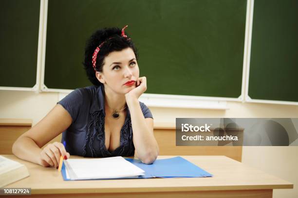 Photo libre de droit de Marre Femme Professeur Assis Au Bureau banque d'images et plus d'images libres de droit de Enseignant - Enseignant, Regarder en l'air, 25-29 ans