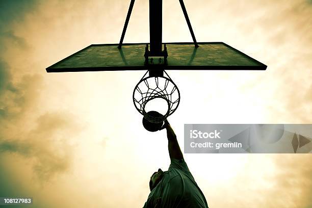 Человек Гонке Баскетболе В Сеть — стоковые фотографии и другие картинки Баскетбол - Баскетбол, Баскетбольное кольцо, Баскетбольный мяч