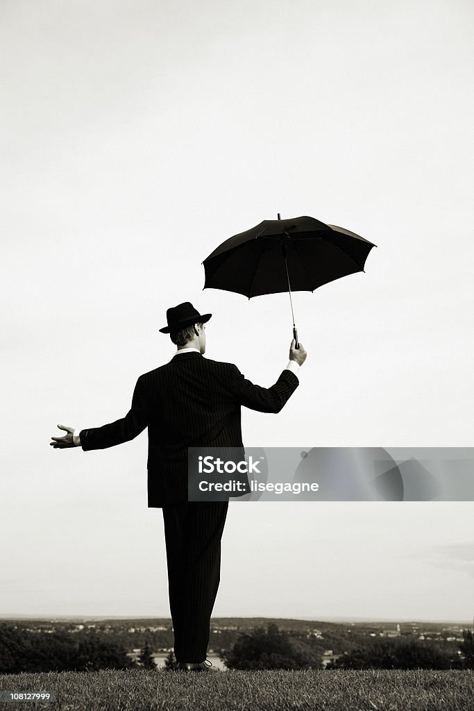 Geschäftsmann mit Regenschirm im Feld - Lizenzfrei Geschäftsmann Stock-Foto