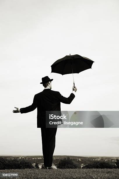 Geschäftsmann Mit Regenschirm Im Feld Stockfoto und mehr Bilder von Geschäftsmann - Geschäftsmann, Rückansicht, Schwarzweiß-Bild