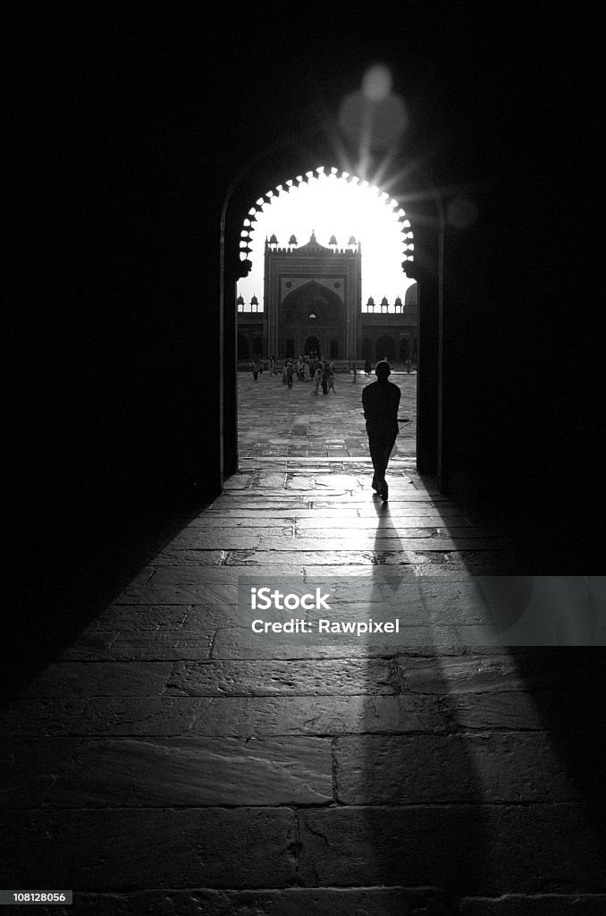 Silhueta de homem caminhando pela Mesquita - Foto de stock de Islã royalty-free