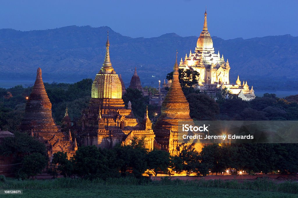 Estupas e Payas, Bagan, Myanmar - Foto de stock de Montanha royalty-free