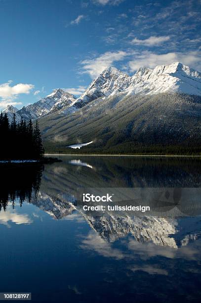 Bergreflexion Stockfoto und mehr Bilder von Banff - Banff, Banff-Nationalpark, Baum