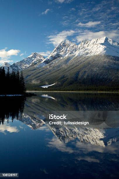 Reflejo A Las Montañas Foto de stock y más banco de imágenes de Agua - Agua, Aire libre, Alberta