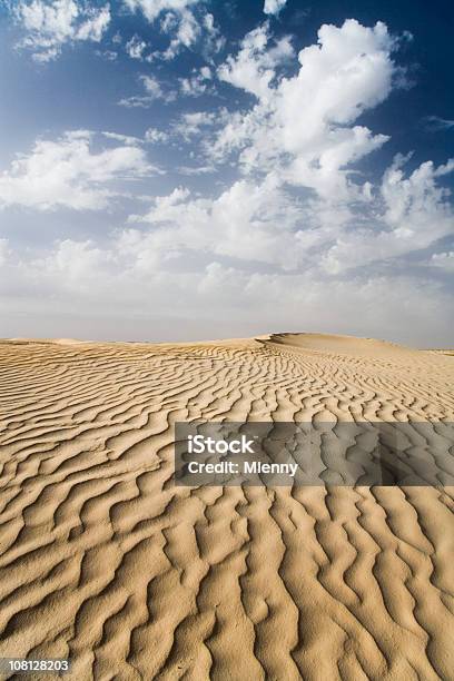 Foto de Onda Linhas No Deserto Do Saara e mais fotos de stock de Areia - Areia, Arábia, Beleza natural - Natureza