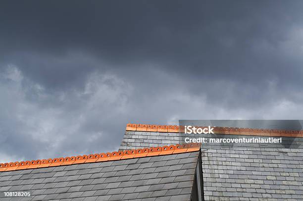 Dois Cinza Telhados Vermelhos Detalhes No Céu Dramáticocopyspace - Fotografias de stock e mais imagens de Agoirento