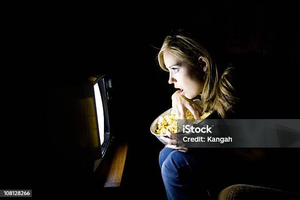 Mujer Joven Mirando Películas En La Oscuridad Foto de stock y más banco de imágenes de Mirar la televisión - Mirar la televisión, Televisión, Mujeres