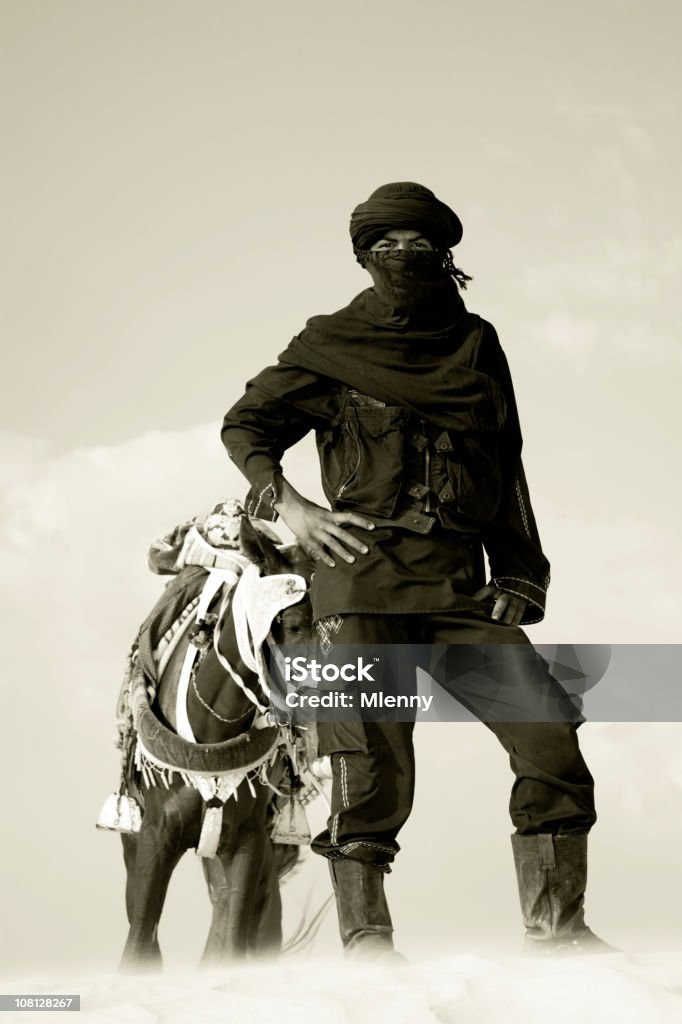 Berberowie mężczyzna Portret sahara desert - Zbiór zdjęć royalty-free (Tuaregowie)