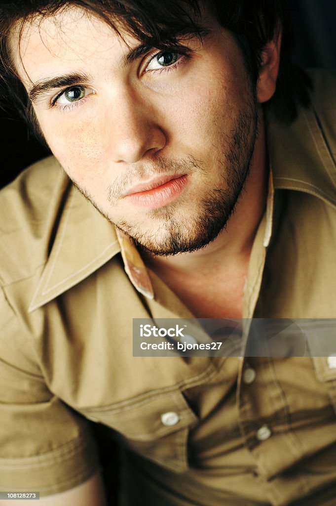 Retrato de joven mirando hacia arriba - Foto de stock de Actitud libre de derechos