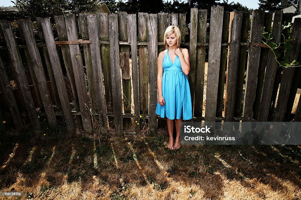 Ragazza in piedi davanti al vecchio parete - Foto stock royalty-free di Adulto