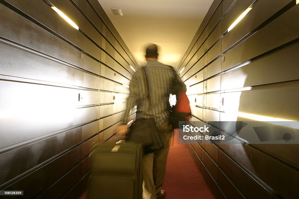 Desenfoque de Hombre caminando hacia abajo con equipaje - Foto de stock de Hotel libre de derechos