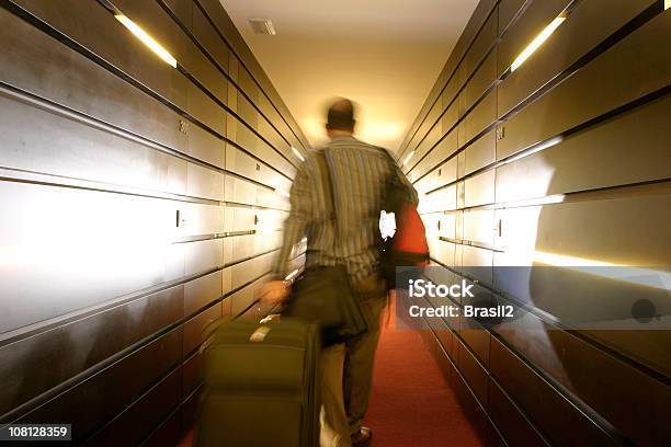 Desenfoque De Hombre Caminando Hacia Abajo Con Equipaje Foto de stock y más banco de imágenes de Hotel