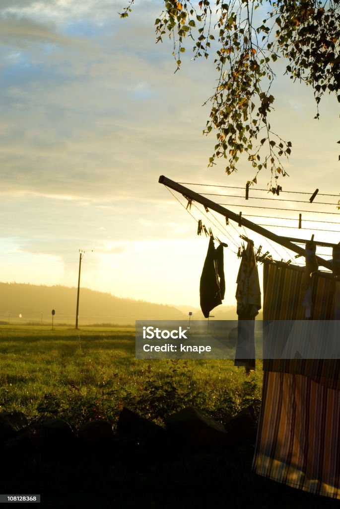 Asciugatura sul bucato Stendino all'alba - Foto stock royalty-free di Abbigliamento