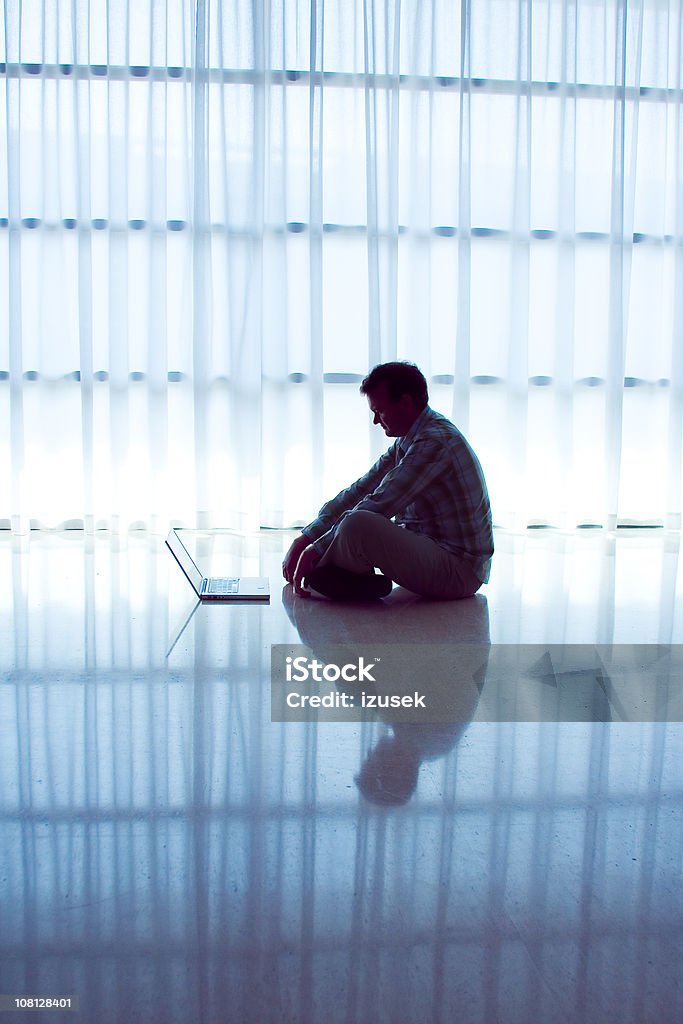 Student mit laptop in den leeren Raum, low key - Lizenzfrei Männer Stock-Foto