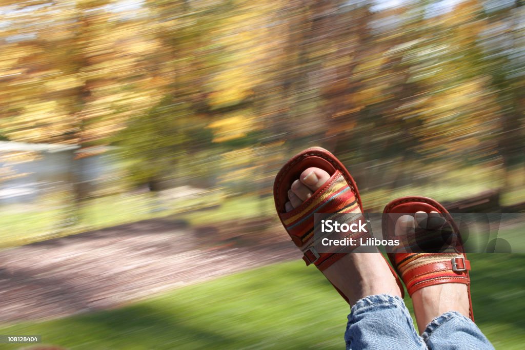 Pieds se balancer autour, de flou en mouvement - Photo de Arbre libre de droits