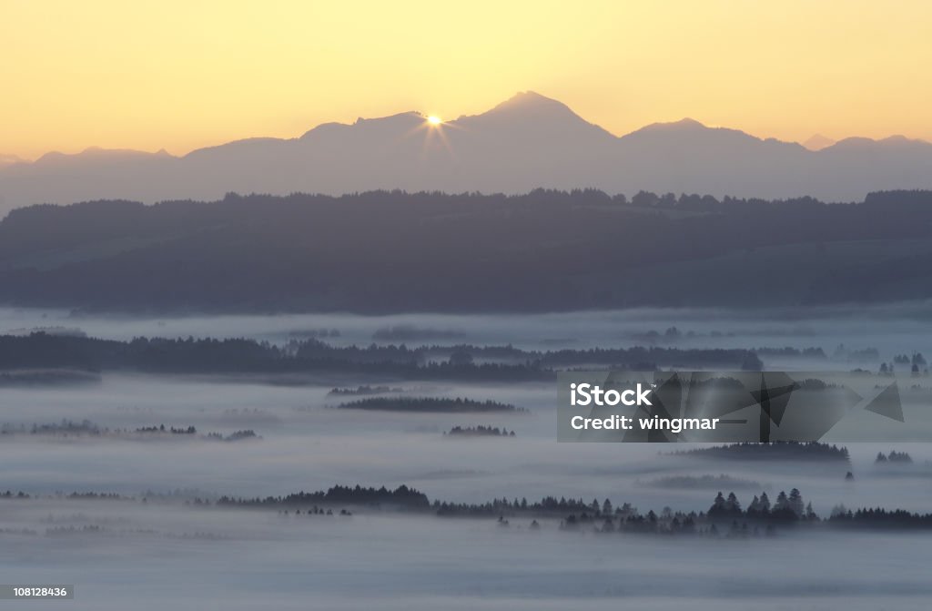 Утренний туман -bavaria -germany - Стоковые фото Бавария роялти-фри