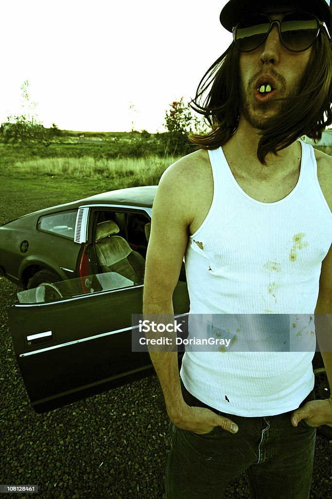 Camponês homem posando ao lado do automóvel na área Rural de país - Foto de stock de Feiura royalty-free