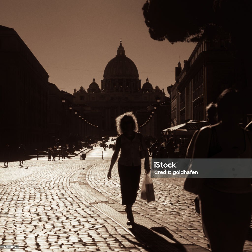Mulher carregando sacos de compras na rua da cidade de Roma - Foto de stock de Roma - Itália royalty-free