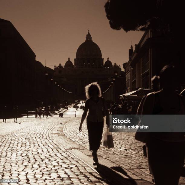 Foto de Mulher Carregando Sacos De Compras Na Rua Da Cidade De Roma e mais fotos de stock de Roma - Itália