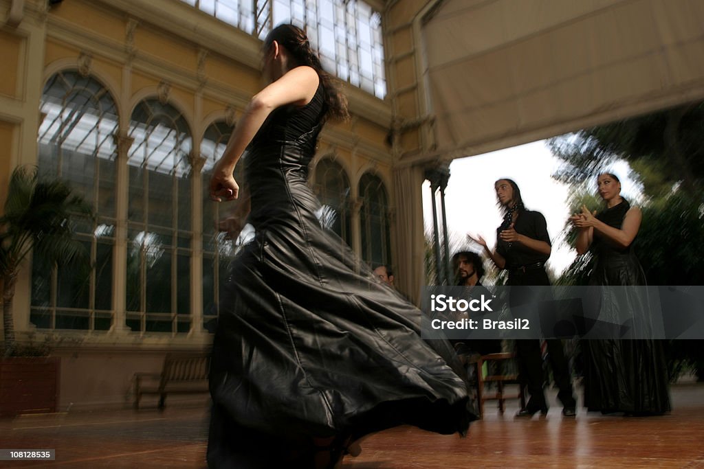 Dança dançarina de Flamenco com pessoas Batendo Palma - Foto de stock de Andaluzia royalty-free