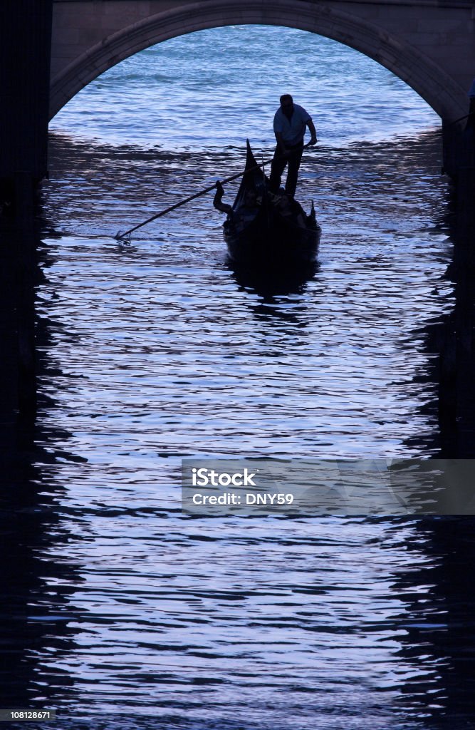 Gondoliere Navigation Gondel im Kanal in Venedig Bogengang - Lizenzfrei Venedig Stock-Foto