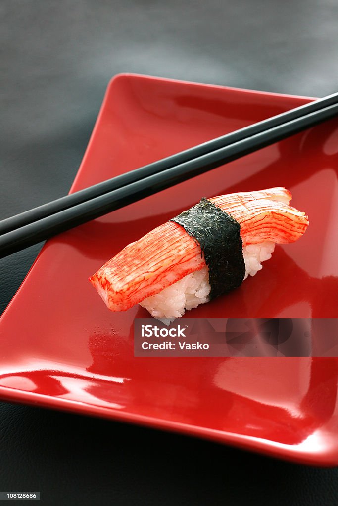 Granchio elegante Sushi su rosso piatto - Foto stock royalty-free di Sushi