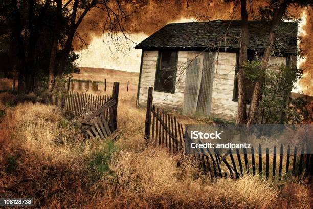 Photo libre de droit de Maison Spooky Abandonnée Envers Renforcé Avec Sale Vieux Papier banque d'images et plus d'images libres de droit de A l'abandon