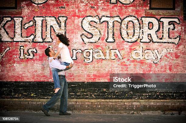 Casal Atraente Retratos - Fotografias de stock e mais imagens de Parede - Parede, Grafite - Produto Artístico, Vermelho