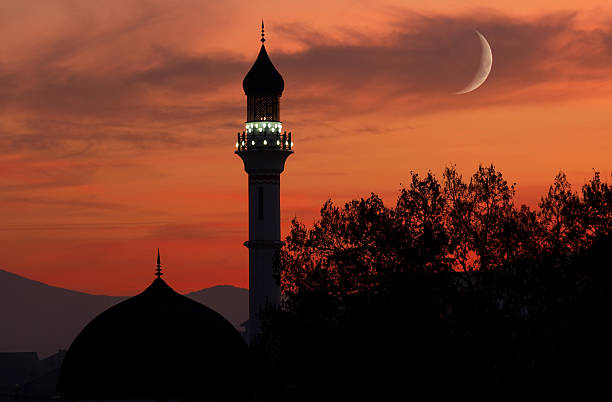 실루엣 사원, 초승달 at dusk - islam mosque moon crescent 뉴스 사진 이미지