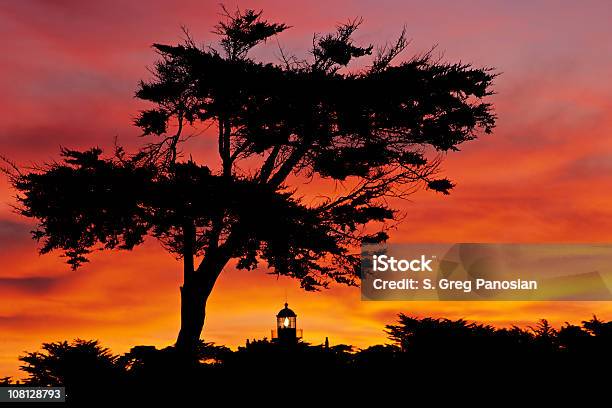 Silhoette De Ciprés Y Faro Al Atardecer Foto de stock y más banco de imágenes de Faro - Estructura de edificio - Faro - Estructura de edificio, Aire libre, Amanecer