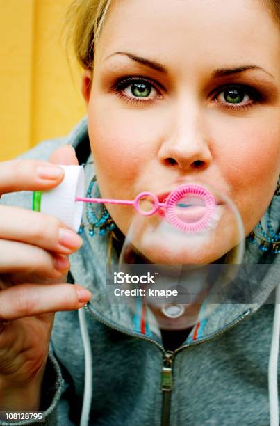 Photo libre de droit de Bulles De Soufflage De Jeune Femme banque d'images et plus d'images libres de droit de Adulte - Adulte, Beauté, Belle femme