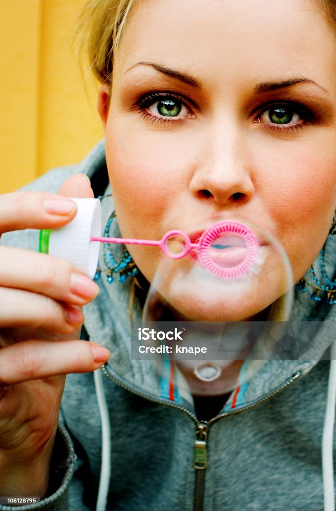 Jovem soprando bolhas de sabão - Foto de stock de 20 Anos royalty-free