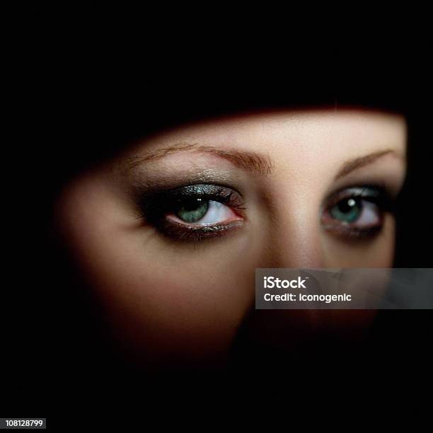 Junge Frau Im Schatten Stockfoto und mehr Bilder von Frauen - Frauen, Grüne Augen, Eine Frau allein